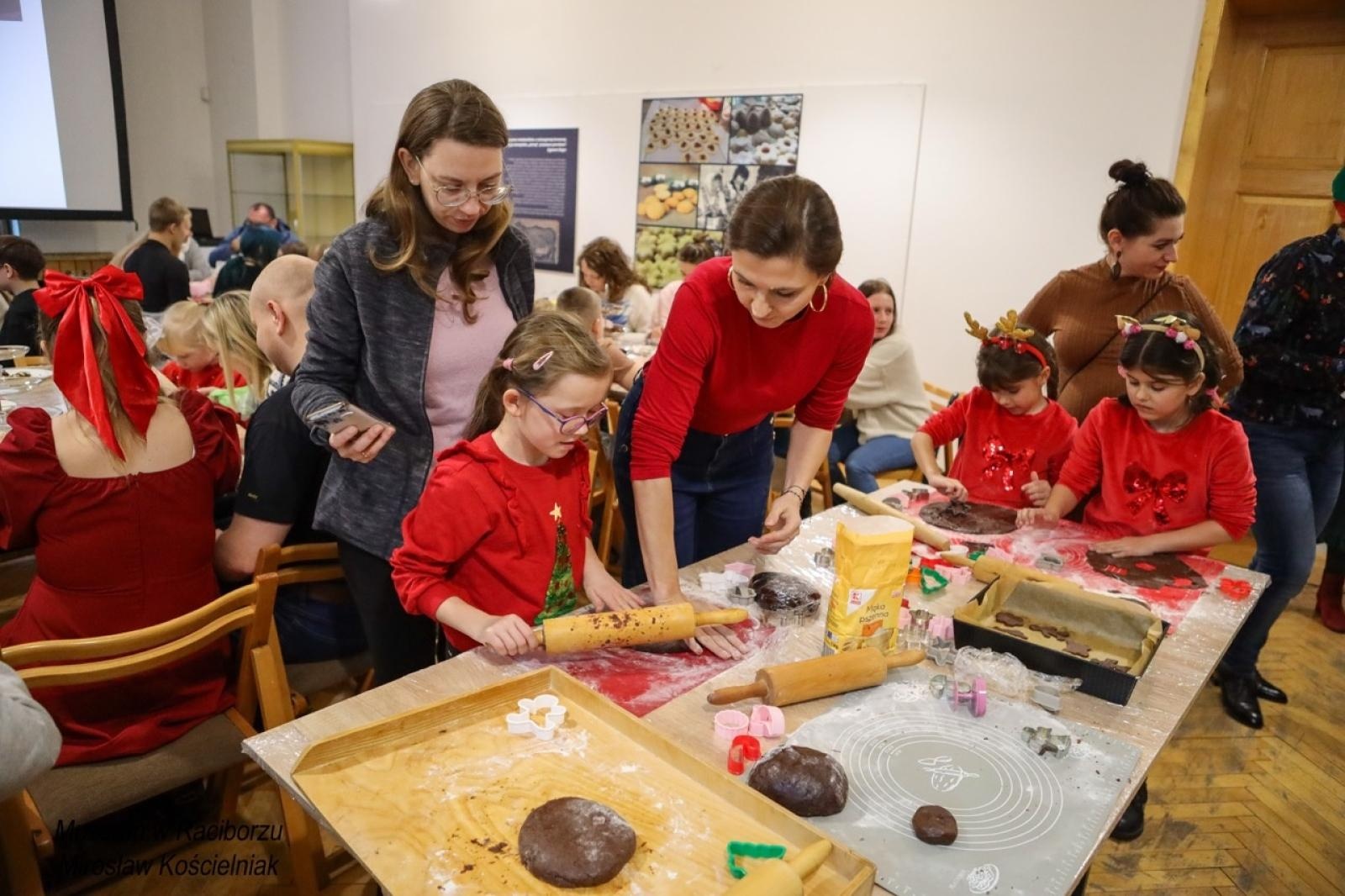 Zdjęcie w galerii na portalu naszraciborz.pl: W raciborskim muzeum zapachniało świętami. Piernikarskie warsztaty w atmosferze tradycji i integracji wiadomości z regionu