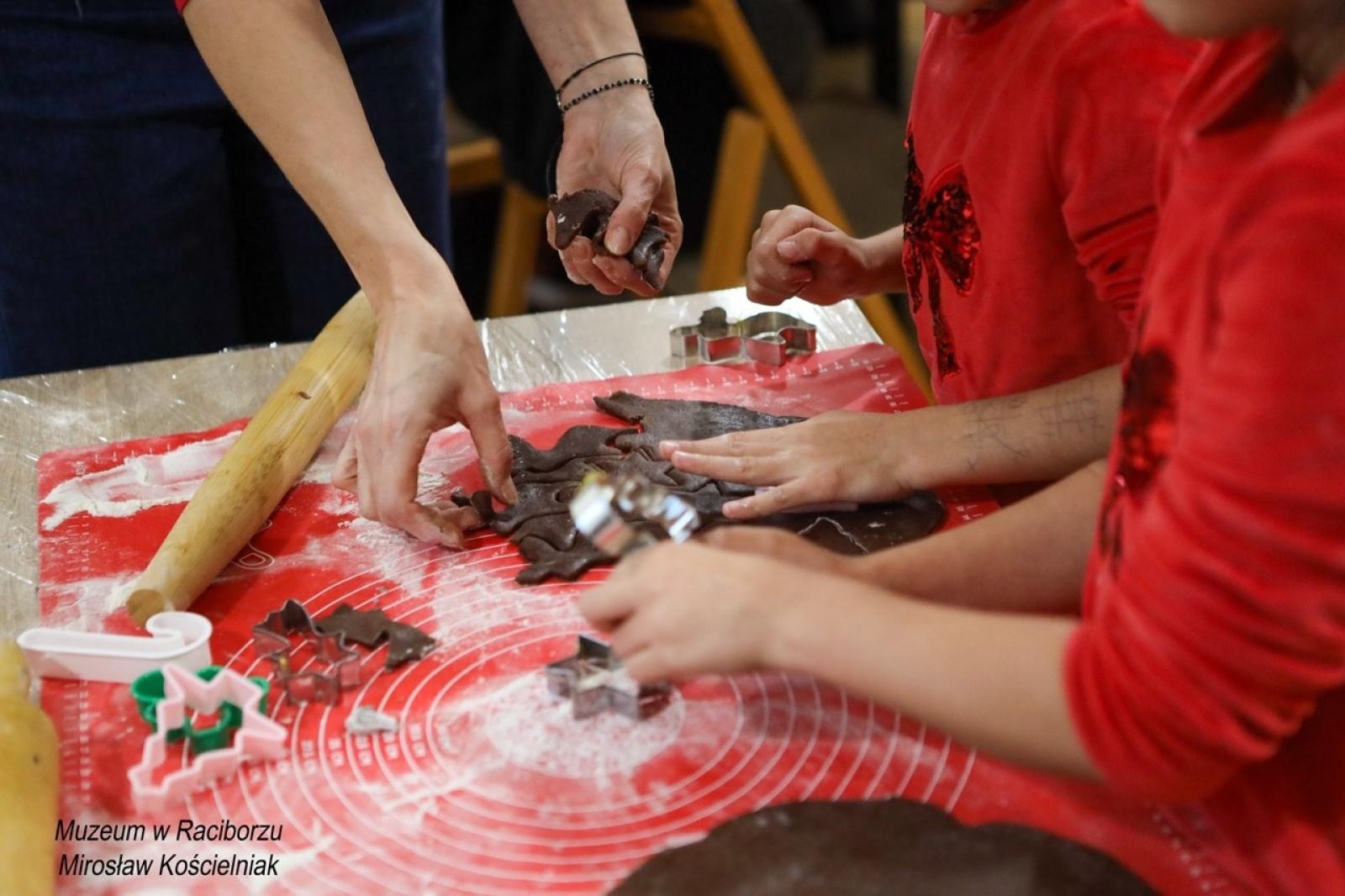 Zdjęcie w galerii na portalu naszraciborz.pl: W raciborskim muzeum zapachniało świętami. Piernikarskie warsztaty w atmosferze tradycji i integracji wiadomości z regionu