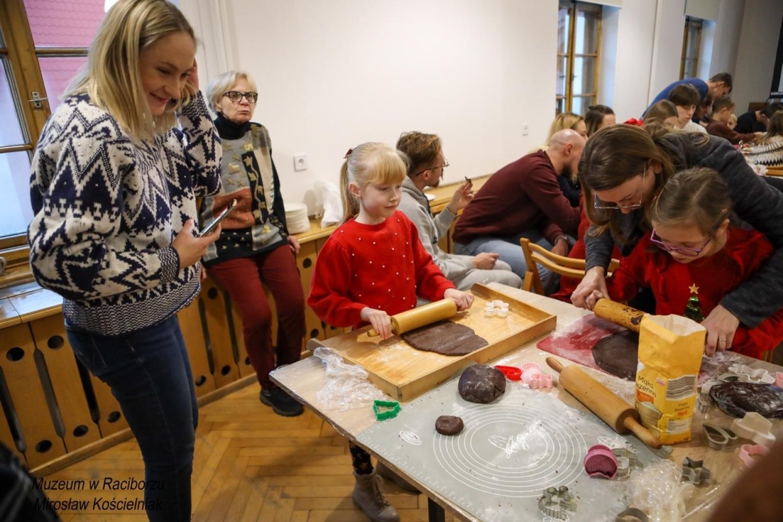 Zdjęcie w galerii na portalu naszraciborz.pl: W raciborskim muzeum zapachniało świętami. Piernikarskie warsztaty w atmosferze tradycji i integracji wiadomości z regionu