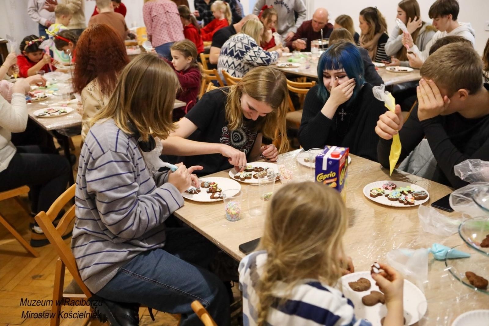 Zdjęcie w galerii na portalu naszraciborz.pl: W raciborskim muzeum zapachniało świętami. Piernikarskie warsztaty w atmosferze tradycji i integracji wiadomości z regionu
