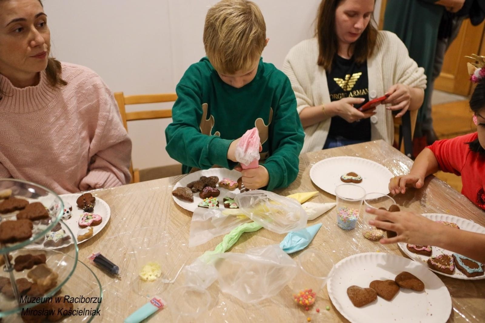 Zdjęcie w galerii na portalu naszraciborz.pl: W raciborskim muzeum zapachniało świętami. Piernikarskie warsztaty w atmosferze tradycji i integracji wiadomości z regionu