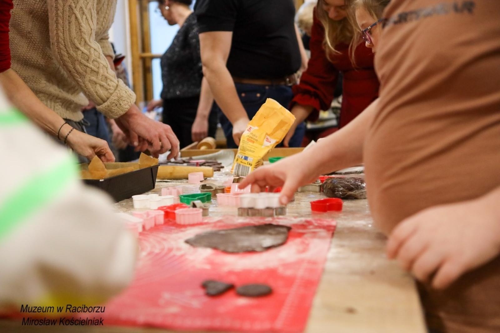 Zdjęcie w galerii na portalu naszraciborz.pl: W raciborskim muzeum zapachniało świętami. Piernikarskie warsztaty w atmosferze tradycji i integracji wiadomości z regionu