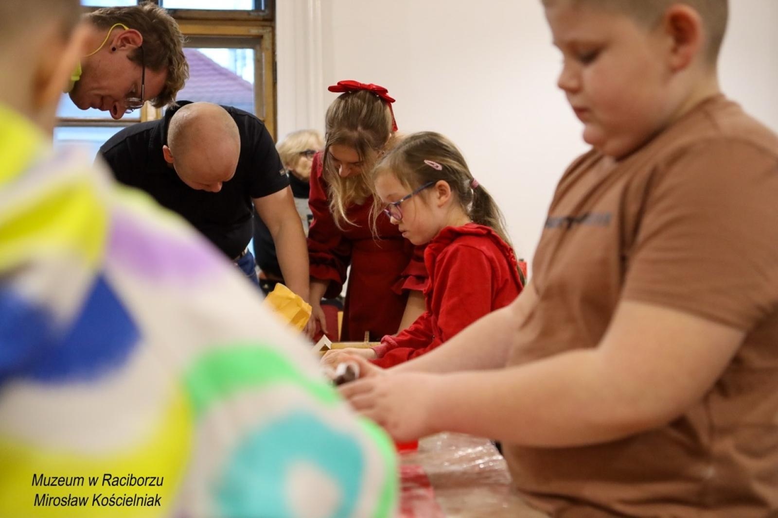 Zdjęcie w galerii na portalu naszraciborz.pl: W raciborskim muzeum zapachniało świętami. Piernikarskie warsztaty w atmosferze tradycji i integracji wiadomości z regionu