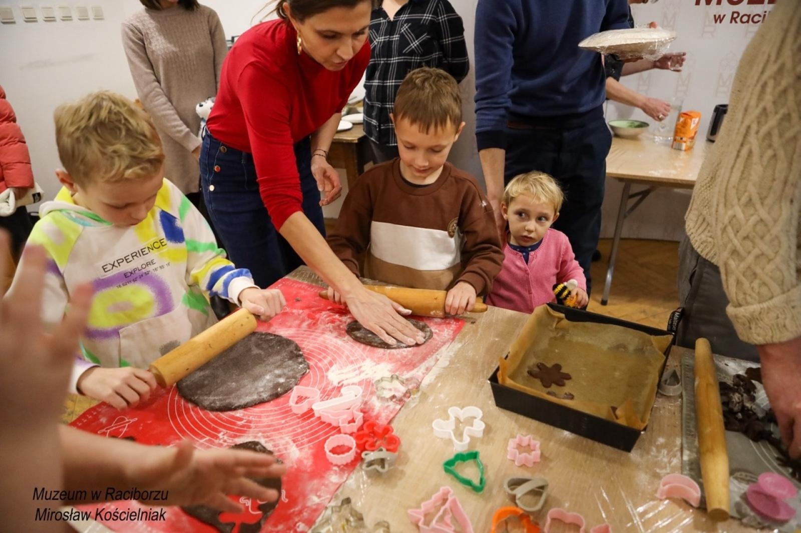 Zdjęcie w galerii na portalu naszraciborz.pl: W raciborskim muzeum zapachniało świętami. Piernikarskie warsztaty w atmosferze tradycji i integracji wiadomości z regionu