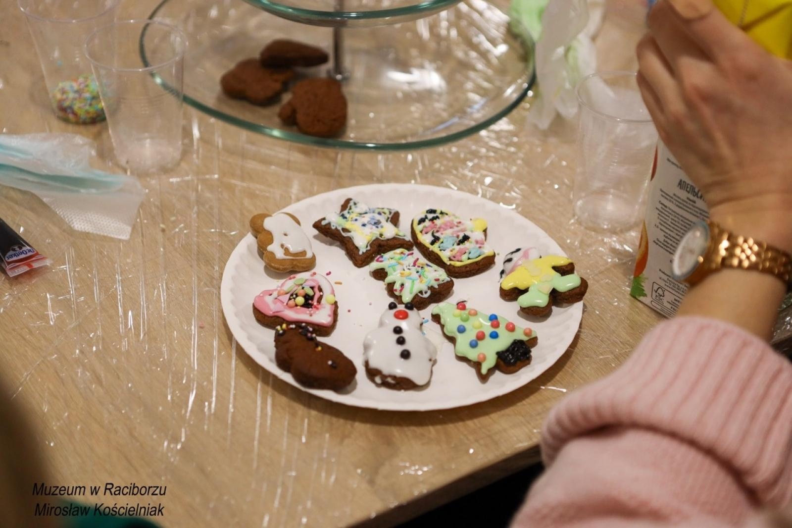 Zdjęcie w galerii na portalu naszraciborz.pl: W raciborskim muzeum zapachniało świętami. Piernikarskie warsztaty w atmosferze tradycji i integracji wiadomości z regionu