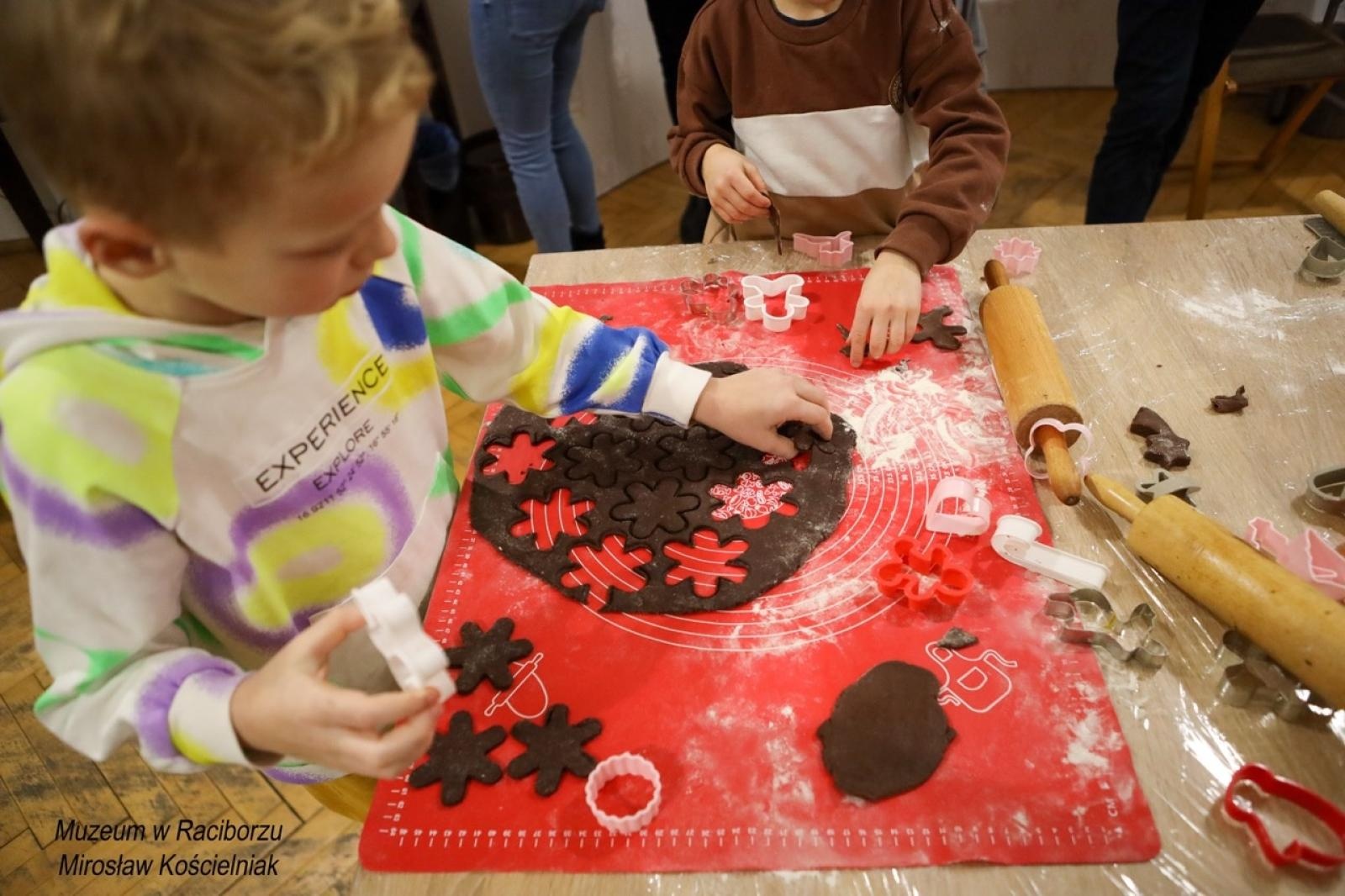 Zdjęcie w galerii na portalu naszraciborz.pl: W raciborskim muzeum zapachniało świętami. Piernikarskie warsztaty w atmosferze tradycji i integracji wiadomości z regionu