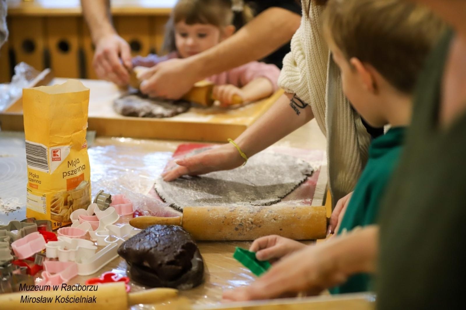 Zdjęcie w galerii na portalu naszraciborz.pl: W raciborskim muzeum zapachniało świętami. Piernikarskie warsztaty w atmosferze tradycji i integracji wiadomości z regionu