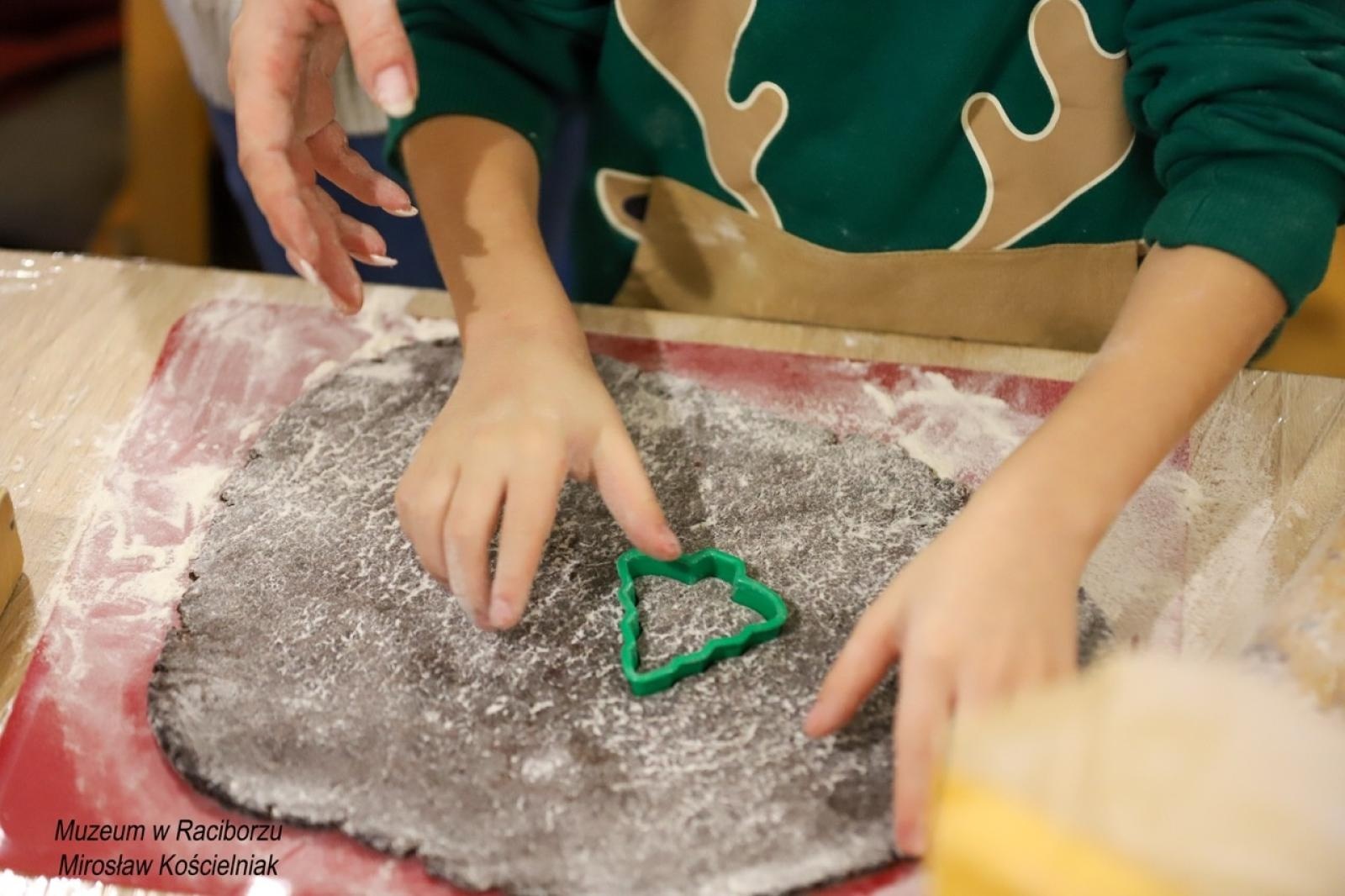 Zdjęcie w galerii na portalu naszraciborz.pl: W raciborskim muzeum zapachniało świętami. Piernikarskie warsztaty w atmosferze tradycji i integracji wiadomości z regionu