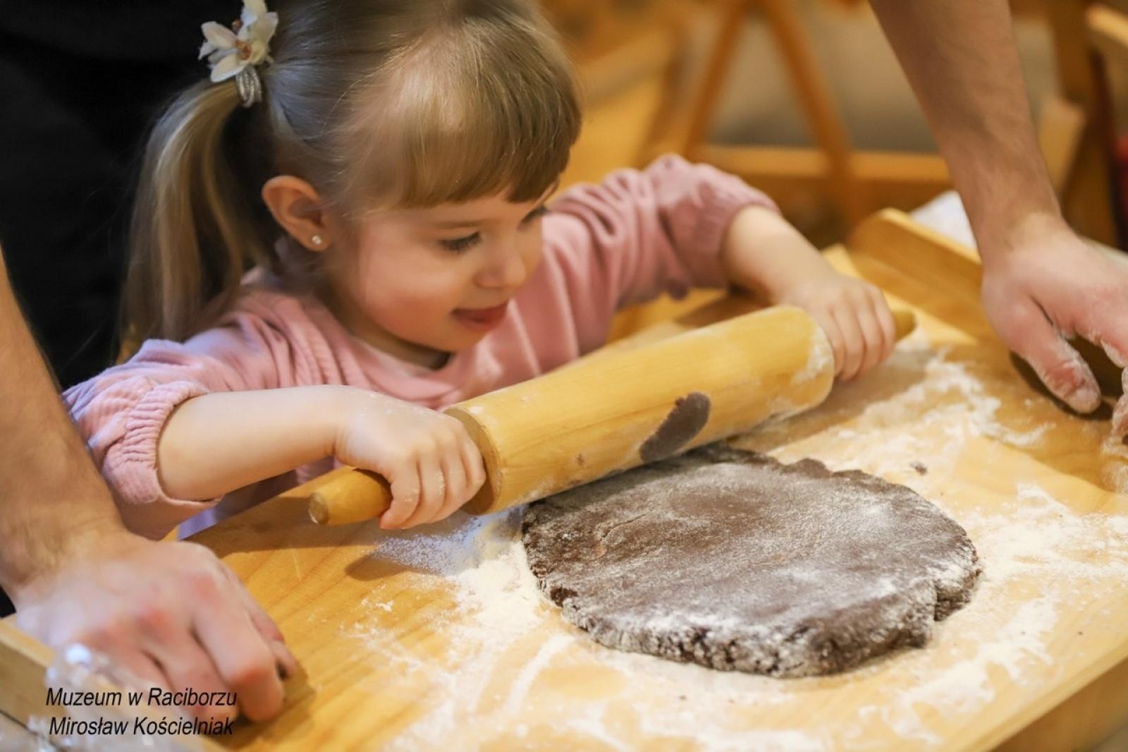 Zdjęcie w galerii na portalu naszraciborz.pl: W raciborskim muzeum zapachniało świętami. Piernikarskie warsztaty w atmosferze tradycji i integracji wiadomości z regionu