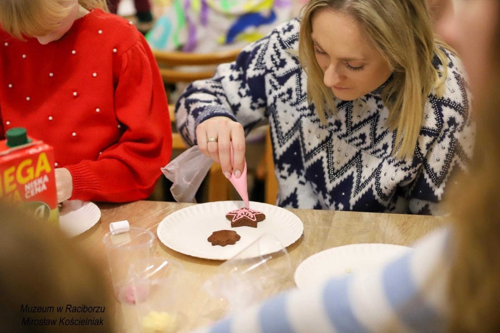 Zdjęcie w galerii na portalu naszraciborz.pl: W raciborskim muzeum zapachniało świętami. Piernikarskie warsztaty w atmosferze tradycji i integracji wiadomości z regionu
