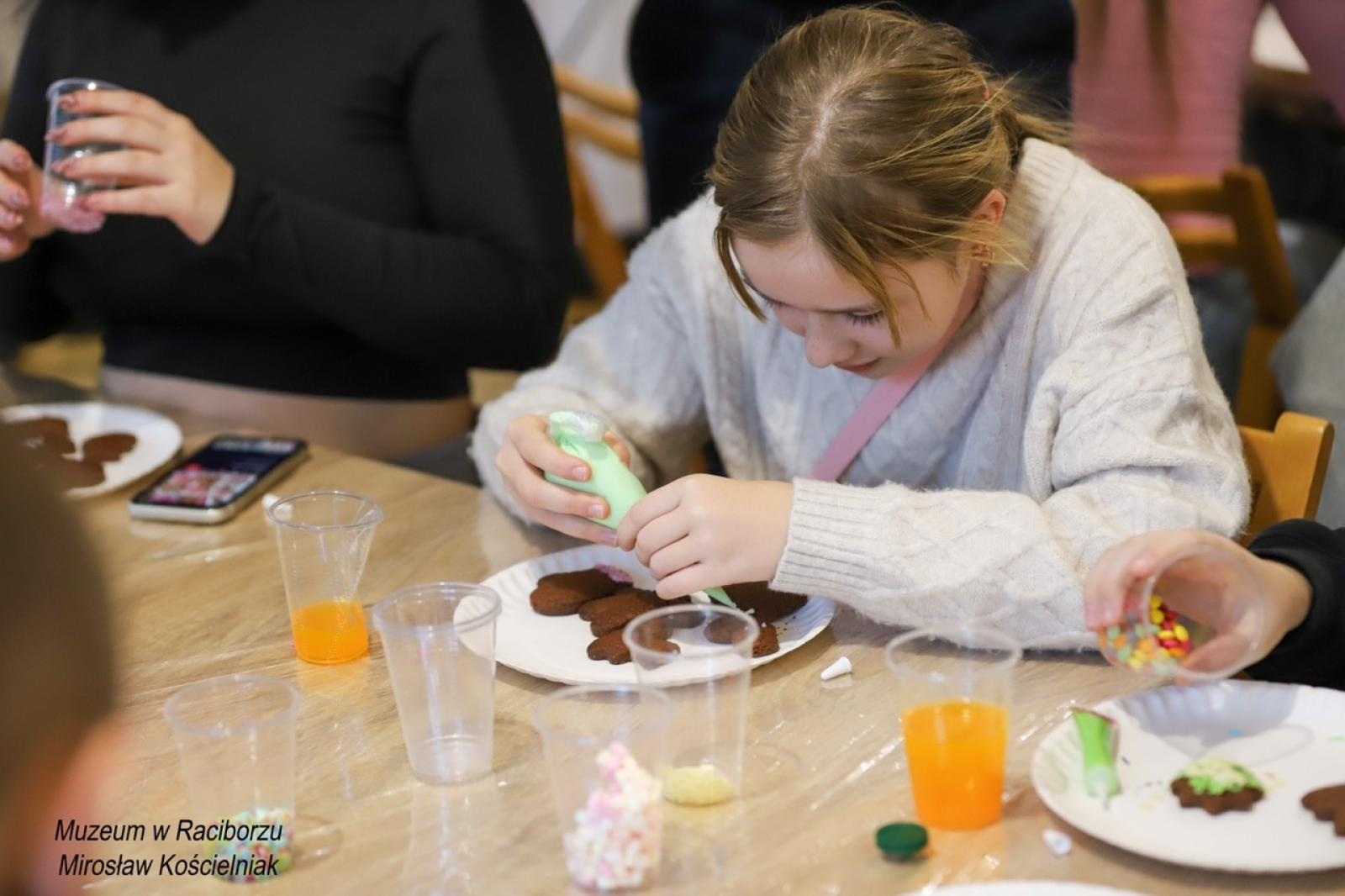 Zdjęcie w galerii na portalu naszraciborz.pl: W raciborskim muzeum zapachniało świętami. Piernikarskie warsztaty w atmosferze tradycji i integracji wiadomości z regionu