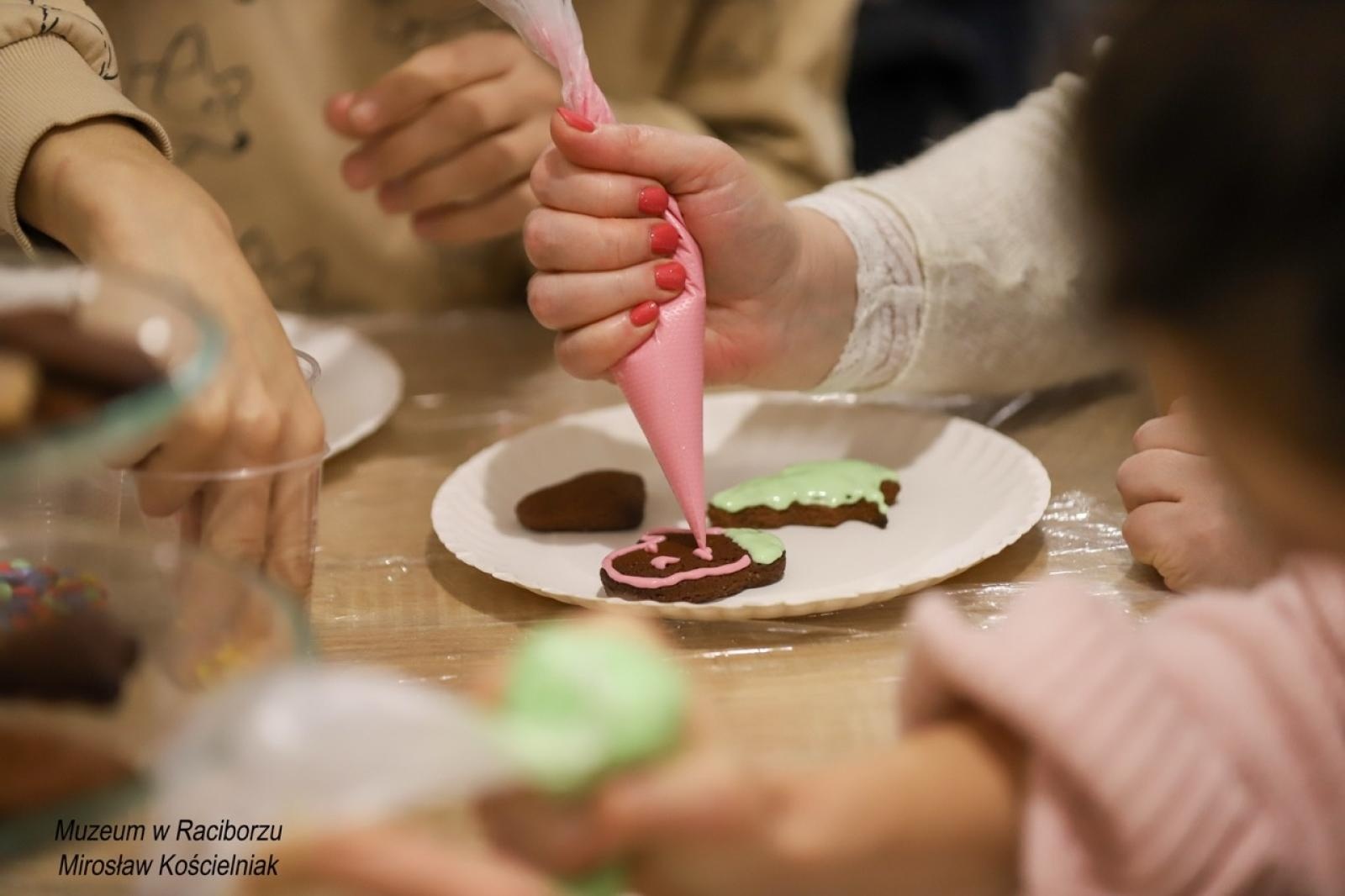 Zdjęcie w galerii na portalu naszraciborz.pl: W raciborskim muzeum zapachniało świętami. Piernikarskie warsztaty w atmosferze tradycji i integracji wiadomości z regionu