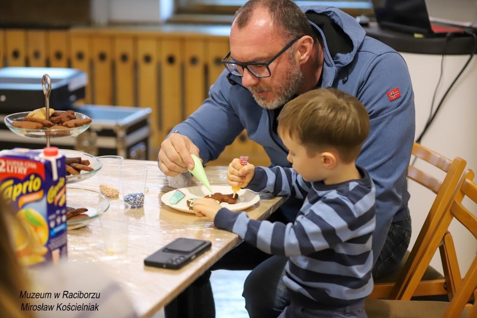 Zdjęcie w galerii na portalu naszraciborz.pl: W raciborskim muzeum zapachniało świętami. Piernikarskie warsztaty w atmosferze tradycji i integracji wiadomości z regionu