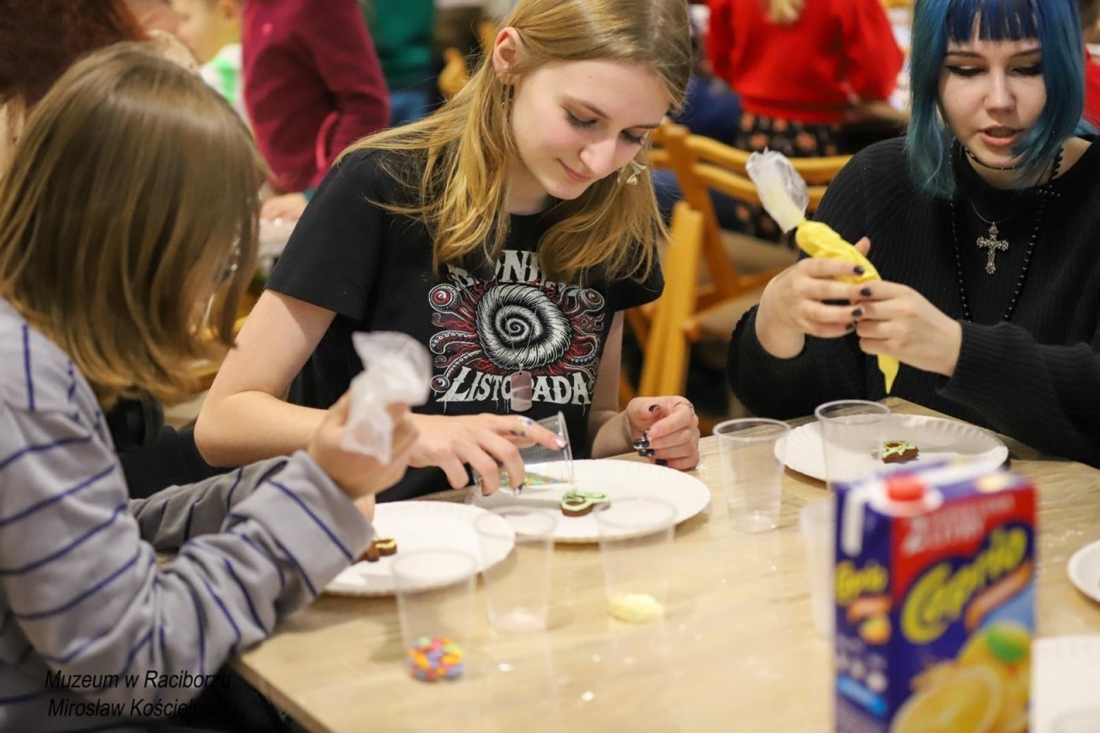 Zdjęcie w galerii na portalu naszraciborz.pl: W raciborskim muzeum zapachniało świętami. Piernikarskie warsztaty w atmosferze tradycji i integracji wiadomości z regionu
