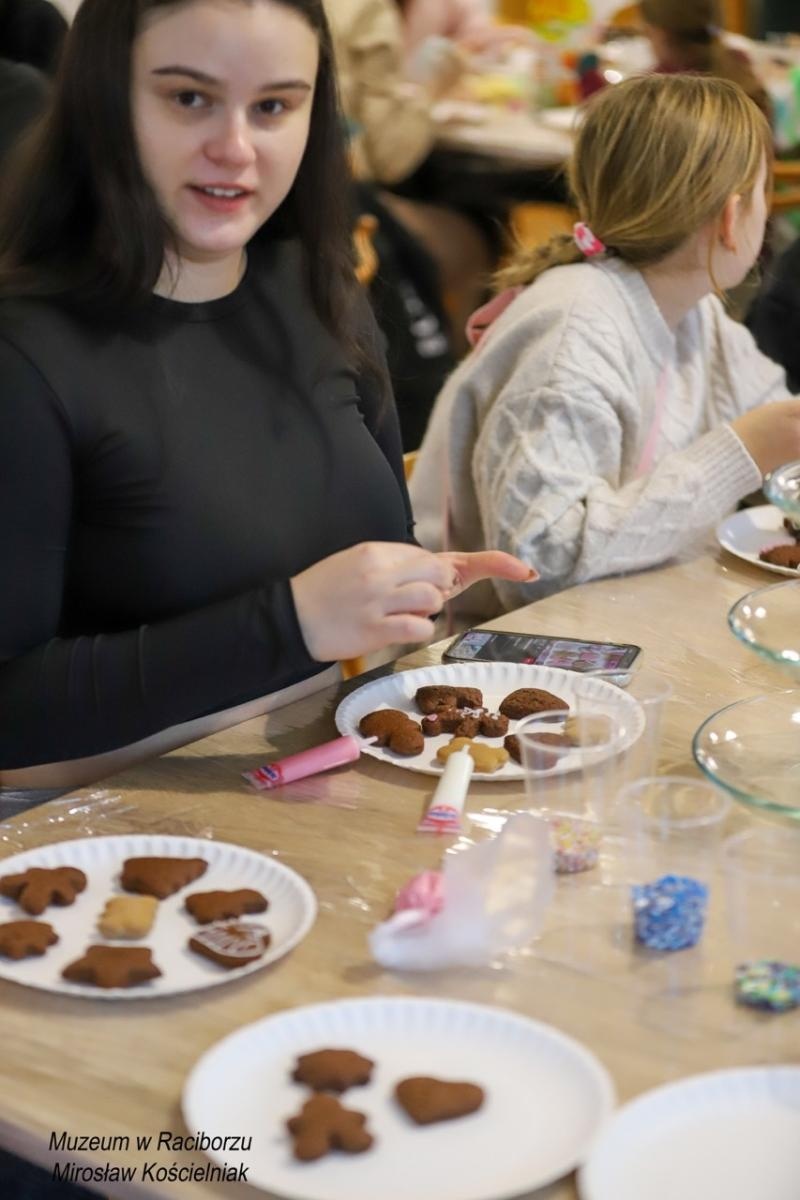 Zdjęcie w galerii na portalu naszraciborz.pl: W raciborskim muzeum zapachniało świętami. Piernikarskie warsztaty w atmosferze tradycji i integracji wiadomości z regionu