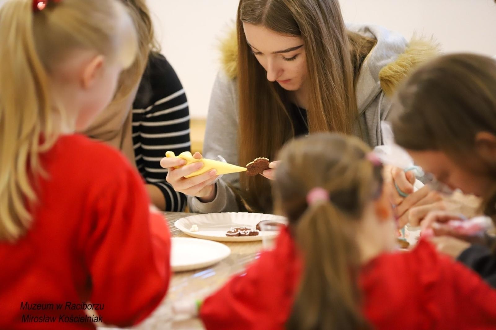 Zdjęcie w galerii na portalu naszraciborz.pl: W raciborskim muzeum zapachniało świętami. Piernikarskie warsztaty w atmosferze tradycji i integracji wiadomości z regionu