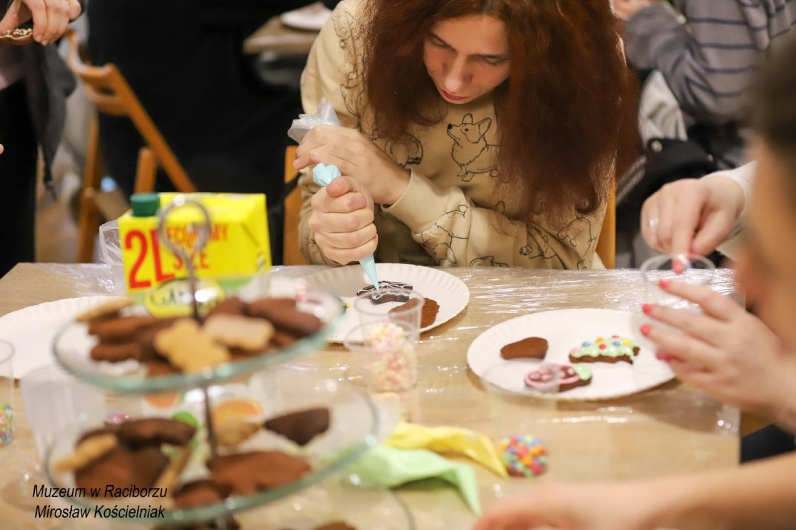 Zdjęcie w galerii na portalu naszraciborz.pl: W raciborskim muzeum zapachniało świętami. Piernikarskie warsztaty w atmosferze tradycji i integracji wiadomości z regionu