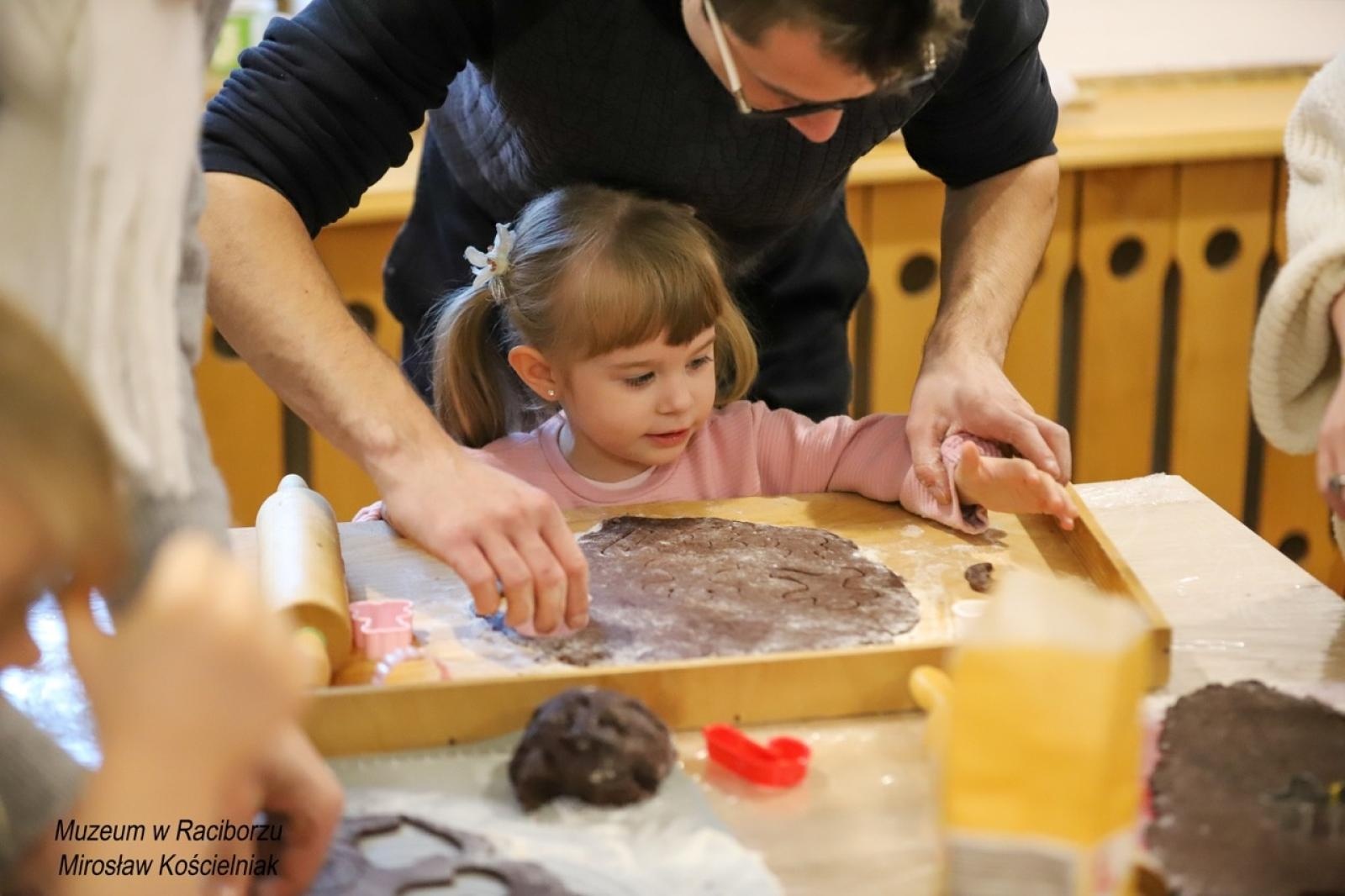 Zdjęcie w galerii na portalu naszraciborz.pl: W raciborskim muzeum zapachniało świętami. Piernikarskie warsztaty w atmosferze tradycji i integracji wiadomości z regionu