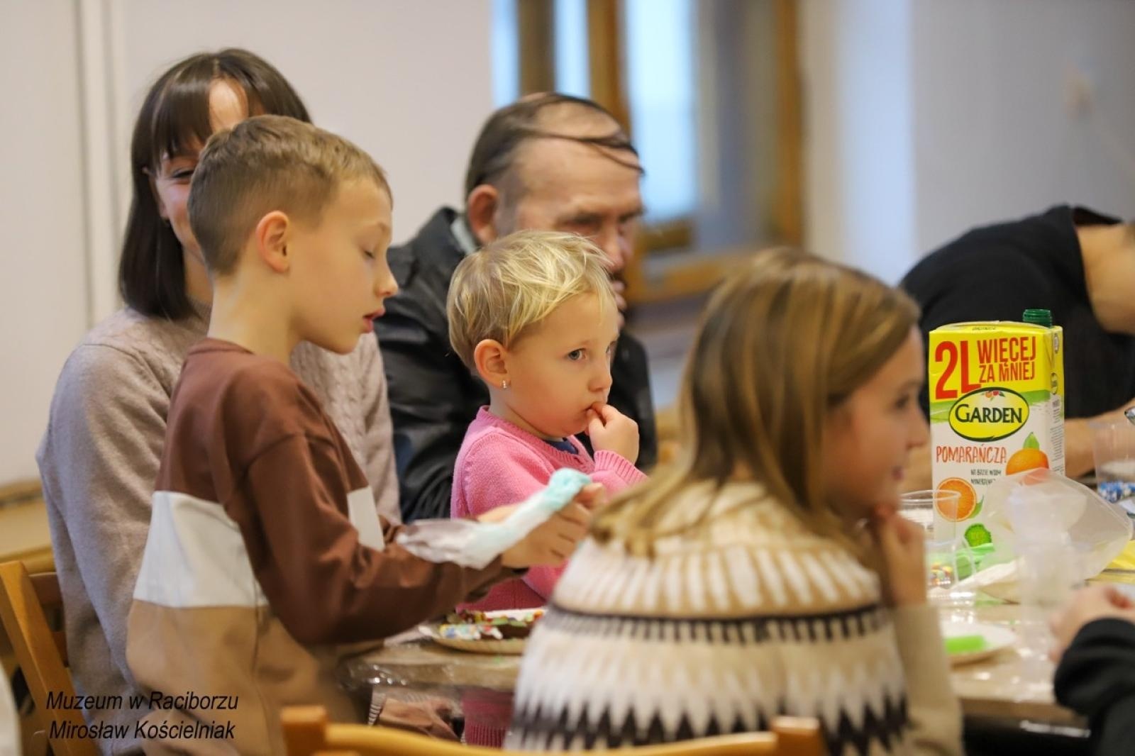 Zdjęcie w galerii na portalu naszraciborz.pl: W raciborskim muzeum zapachniało świętami. Piernikarskie warsztaty w atmosferze tradycji i integracji wiadomości z regionu