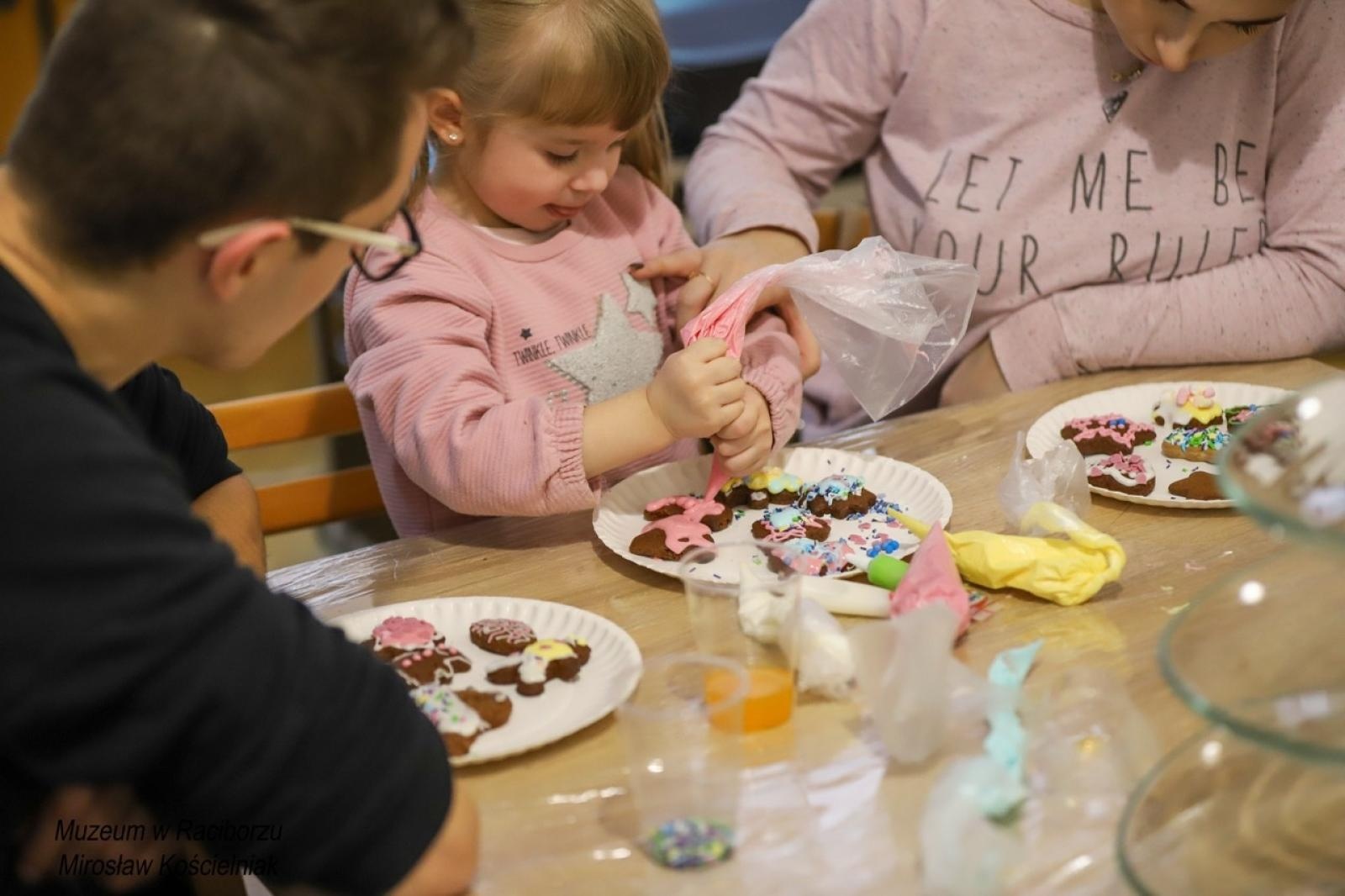 Zdjęcie w galerii na portalu naszraciborz.pl: W raciborskim muzeum zapachniało świętami. Piernikarskie warsztaty w atmosferze tradycji i integracji wiadomości z regionu
