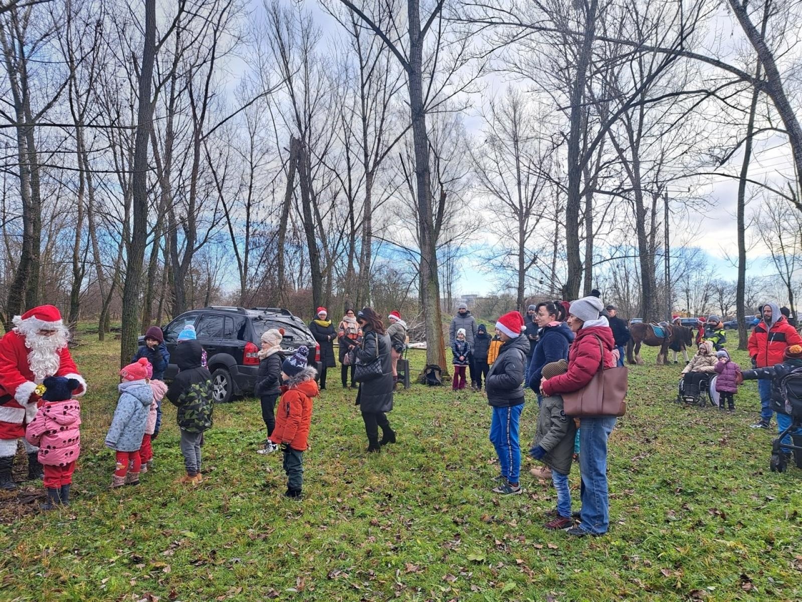 Zdjęcie w galerii na portalu naszraciborz.pl: Mikołajki na Ostrogu – radość dzieci i świąteczna atmosfera wiadomości z regionu