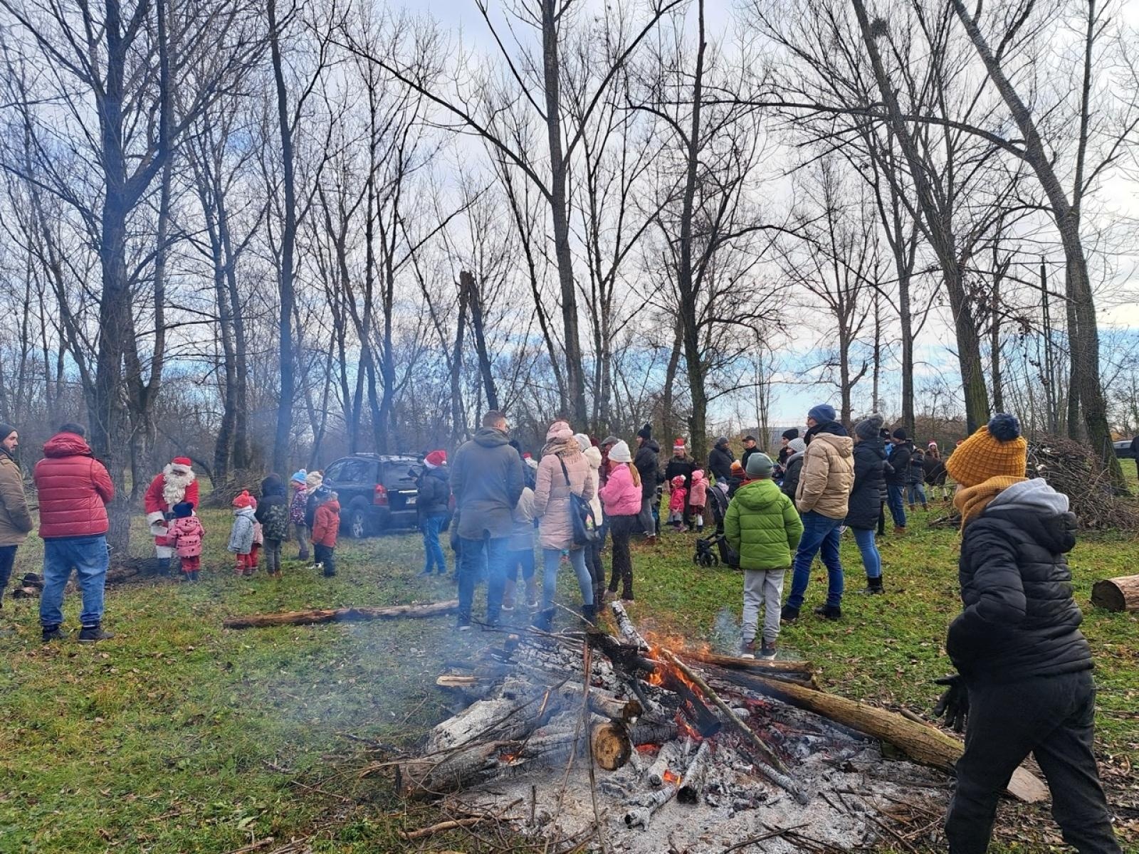 Zdjęcie w galerii na portalu naszraciborz.pl: Mikołajki na Ostrogu – radość dzieci i świąteczna atmosfera wiadomości z regionu