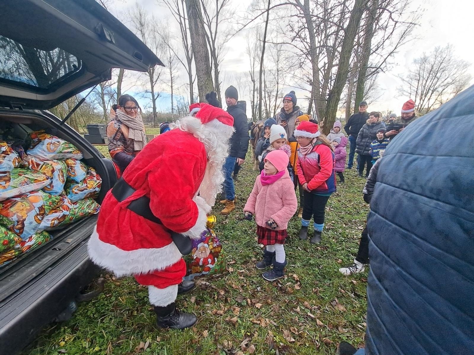 Zdjęcie w galerii na portalu naszraciborz.pl: Mikołajki na Ostrogu – radość dzieci i świąteczna atmosfera wiadomości z regionu