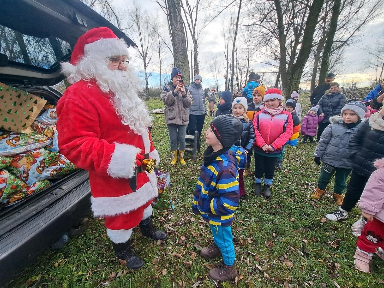 Zdjęcie w galerii na portalu naszraciborz.pl: Mikołajki na Ostrogu – radość dzieci i świąteczna atmosfera wiadomości z regionu