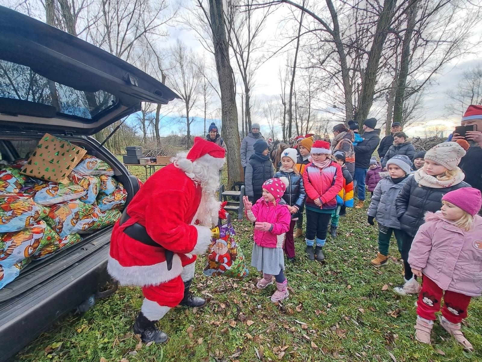 Zdjęcie w galerii na portalu naszraciborz.pl: Mikołajki na Ostrogu – radość dzieci i świąteczna atmosfera wiadomości z regionu