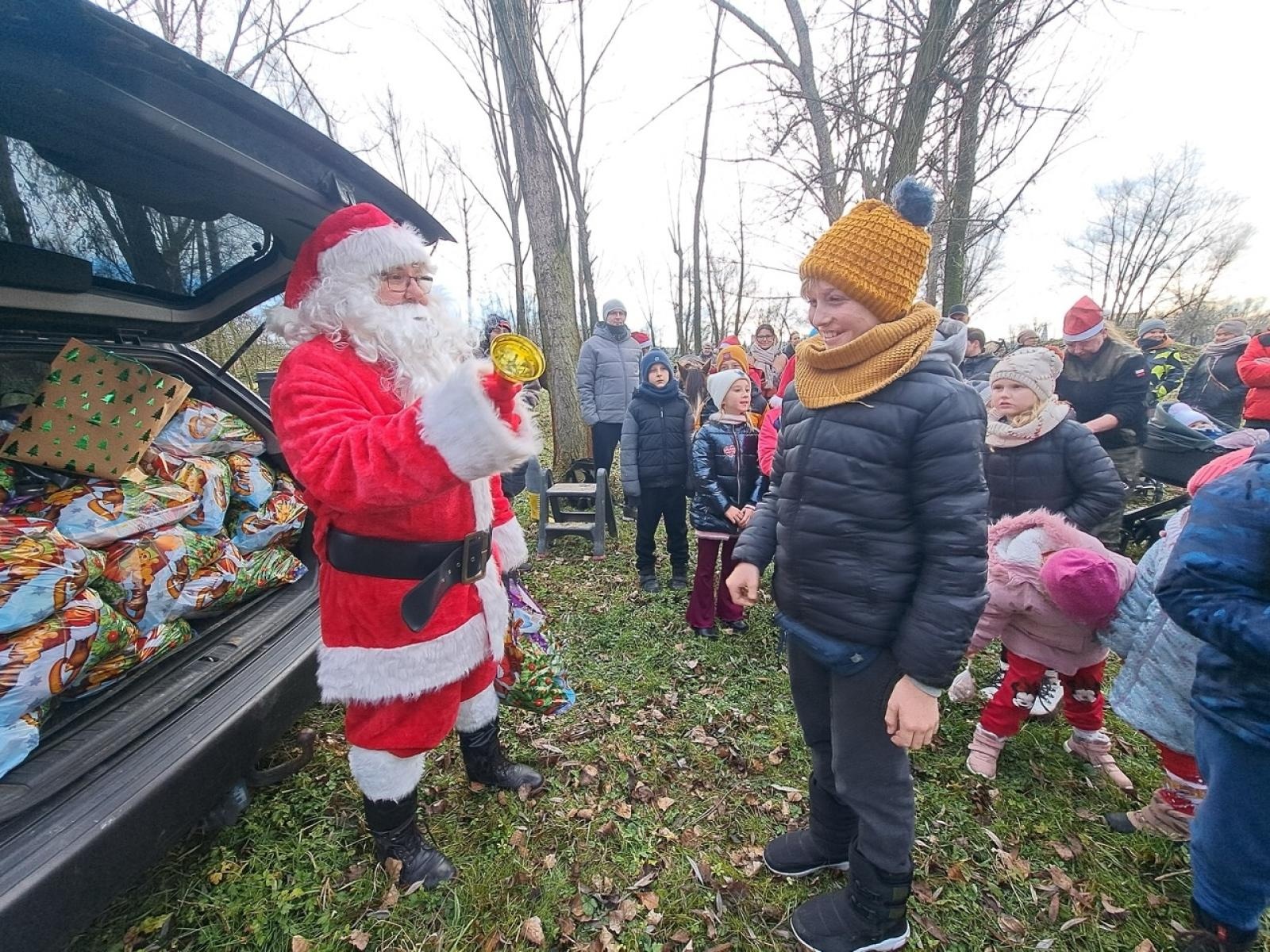 Zdjęcie w galerii na portalu naszraciborz.pl: Mikołajki na Ostrogu – radość dzieci i świąteczna atmosfera wiadomości z regionu