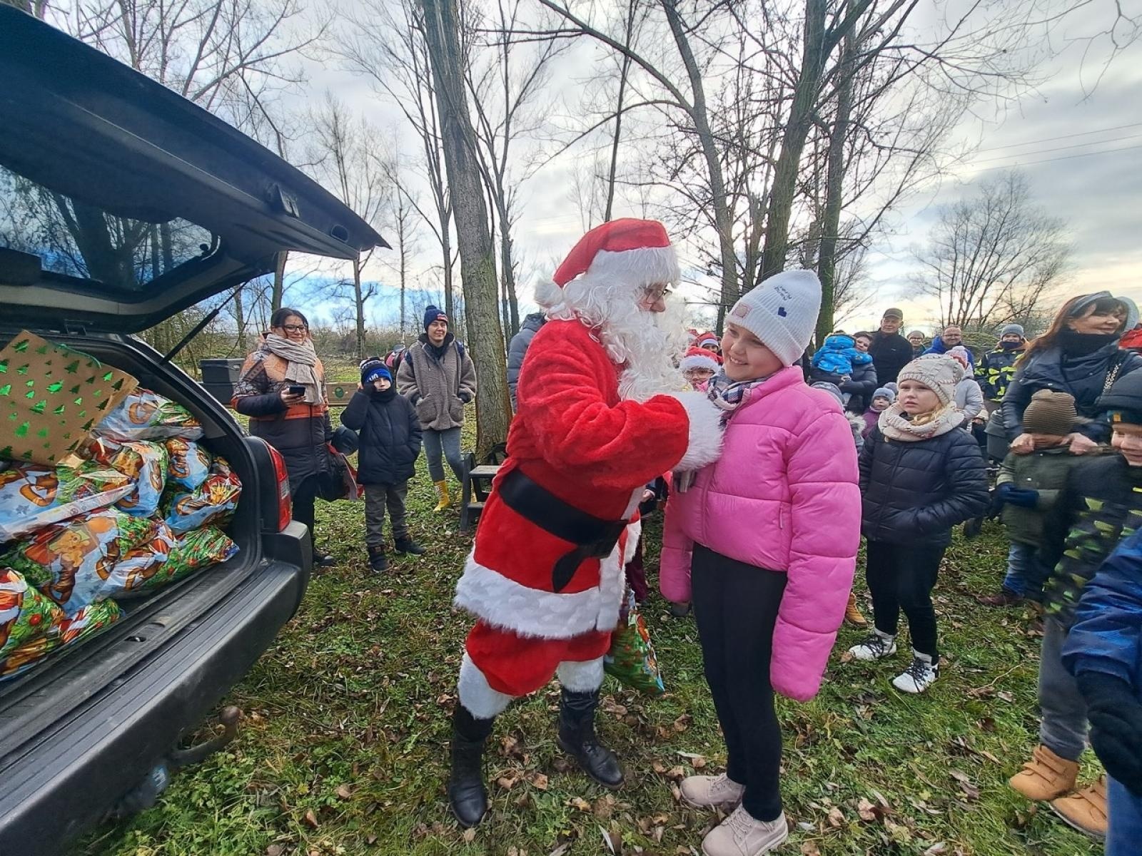 Zdjęcie w galerii na portalu naszraciborz.pl: Mikołajki na Ostrogu – radość dzieci i świąteczna atmosfera wiadomości z regionu