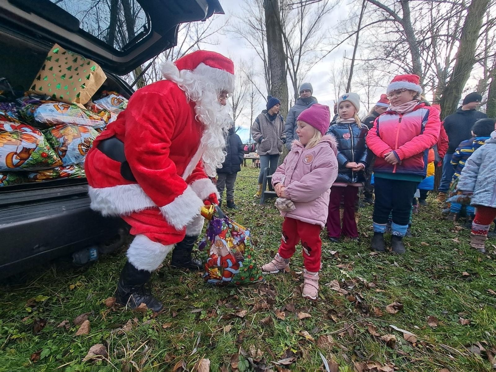 Zdjęcie w galerii na portalu naszraciborz.pl: Mikołajki na Ostrogu – radość dzieci i świąteczna atmosfera wiadomości z regionu