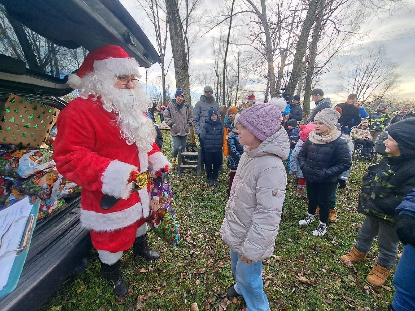 Zdjęcie w galerii na portalu naszraciborz.pl: Mikołajki na Ostrogu – radość dzieci i świąteczna atmosfera wiadomości z regionu