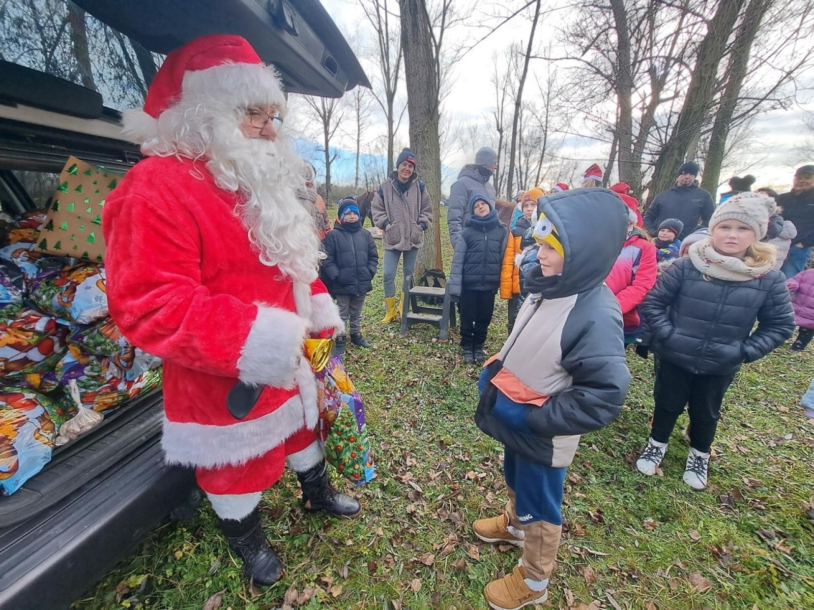 Zdjęcie w galerii na portalu naszraciborz.pl: Mikołajki na Ostrogu – radość dzieci i świąteczna atmosfera wiadomości z regionu