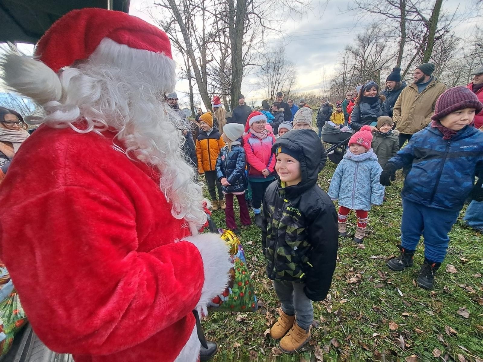 Zdjęcie w galerii na portalu naszraciborz.pl: Mikołajki na Ostrogu – radość dzieci i świąteczna atmosfera wiadomości z regionu
