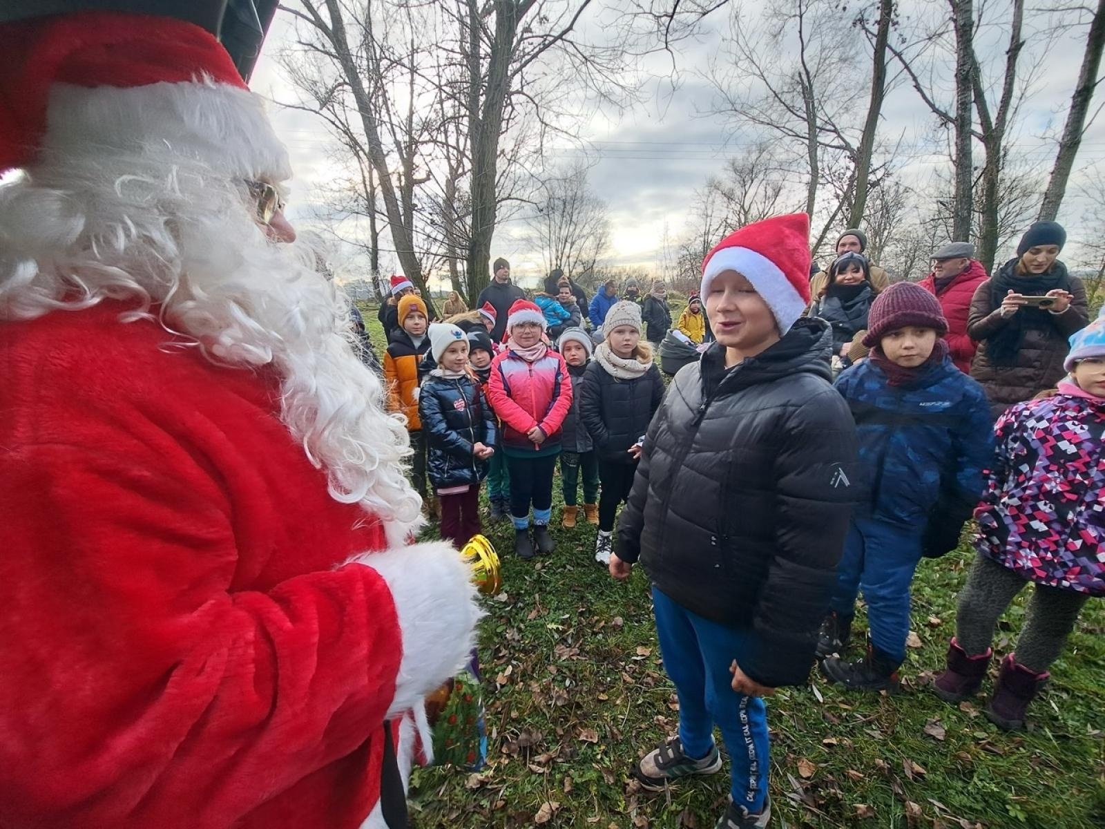 Zdjęcie w galerii na portalu naszraciborz.pl: Mikołajki na Ostrogu – radość dzieci i świąteczna atmosfera wiadomości z regionu