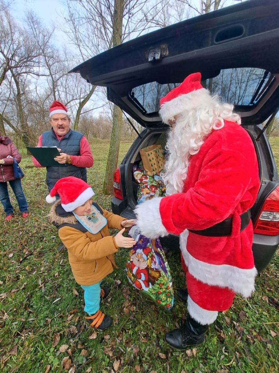 Zdjęcie w galerii na portalu naszraciborz.pl: Mikołajki na Ostrogu – radość dzieci i świąteczna atmosfera wiadomości z regionu