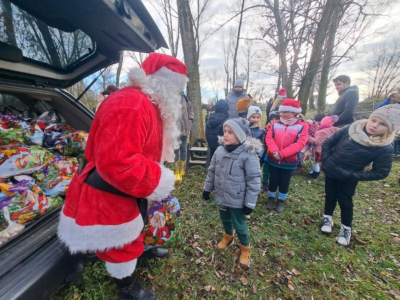 Zdjęcie w galerii na portalu naszraciborz.pl: Mikołajki na Ostrogu – radość dzieci i świąteczna atmosfera wiadomości z regionu