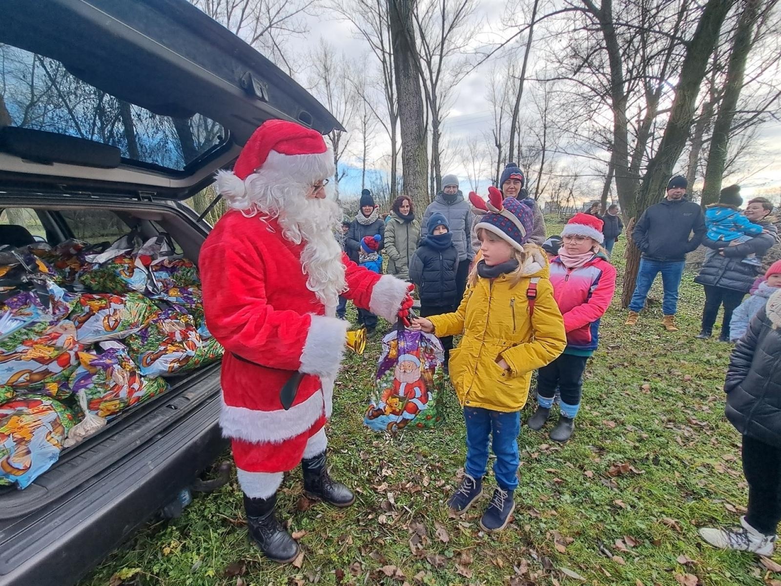 Zdjęcie w galerii na portalu naszraciborz.pl: Mikołajki na Ostrogu – radość dzieci i świąteczna atmosfera wiadomości z regionu