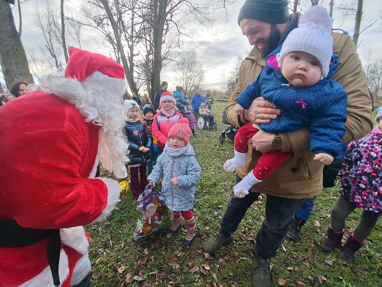 Zdjęcie w galerii na portalu naszraciborz.pl: Mikołajki na Ostrogu – radość dzieci i świąteczna atmosfera wiadomości z regionu