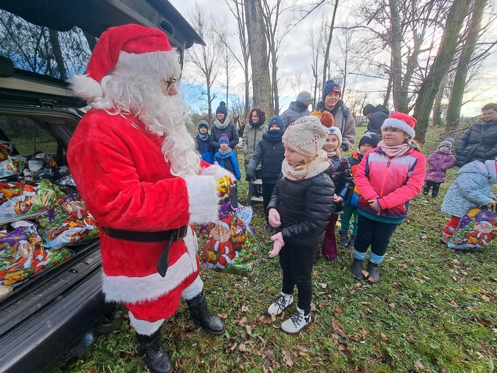 Zdjęcie w galerii na portalu naszraciborz.pl: Mikołajki na Ostrogu – radość dzieci i świąteczna atmosfera wiadomości z regionu