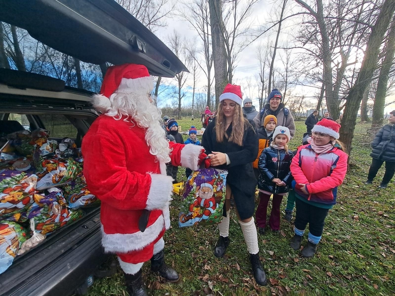 Zdjęcie w galerii na portalu naszraciborz.pl: Mikołajki na Ostrogu – radość dzieci i świąteczna atmosfera wiadomości z regionu