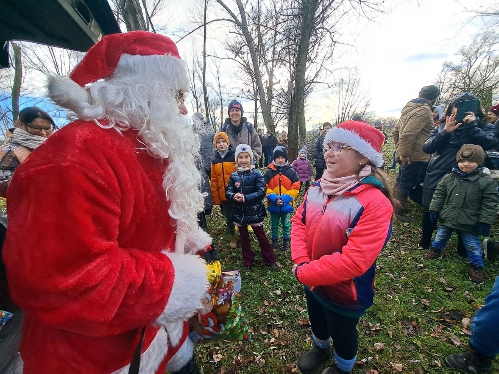 Zdjęcie w galerii na portalu naszraciborz.pl: Mikołajki na Ostrogu – radość dzieci i świąteczna atmosfera wiadomości z regionu