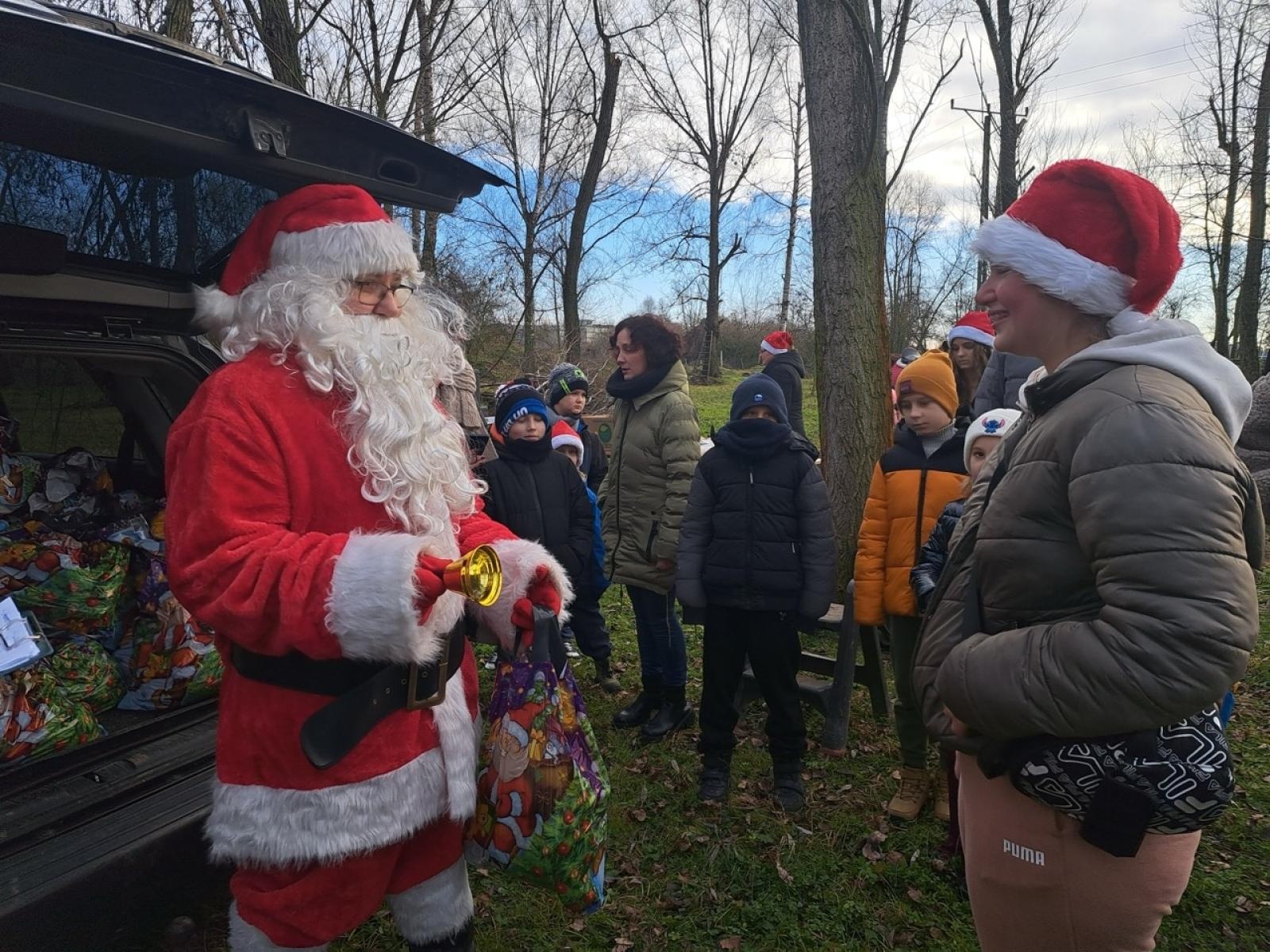 Zdjęcie w galerii na portalu naszraciborz.pl: Mikołajki na Ostrogu – radość dzieci i świąteczna atmosfera wiadomości z regionu
