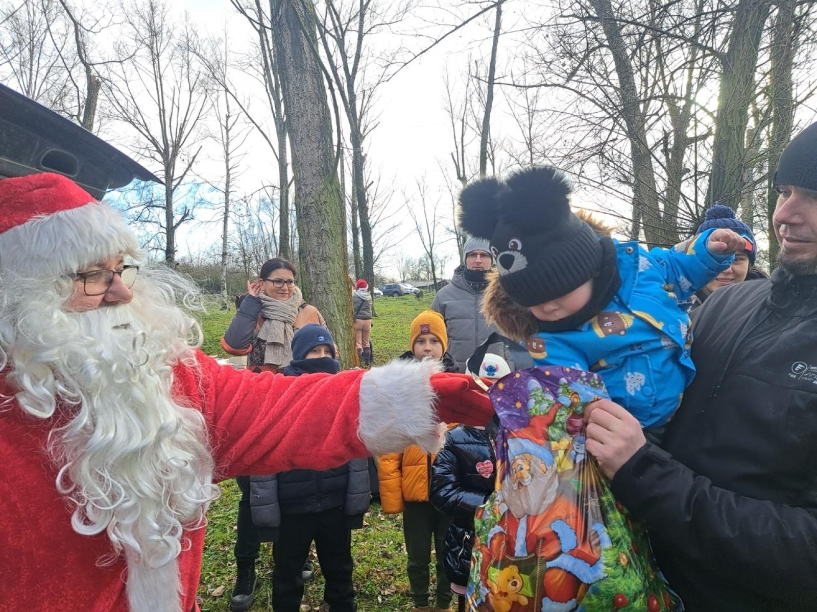 Zdjęcie w galerii na portalu naszraciborz.pl: Mikołajki na Ostrogu – radość dzieci i świąteczna atmosfera wiadomości z regionu