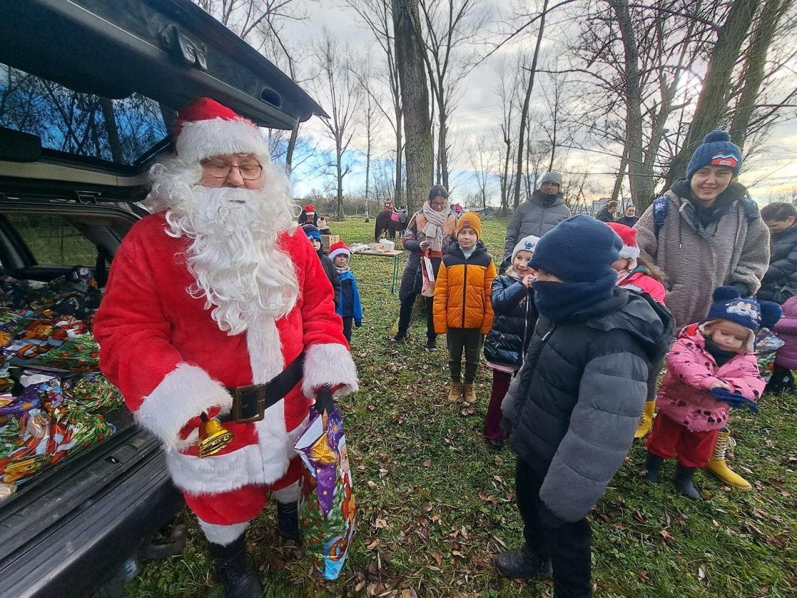 Zdjęcie w galerii na portalu naszraciborz.pl: Mikołajki na Ostrogu – radość dzieci i świąteczna atmosfera wiadomości z regionu