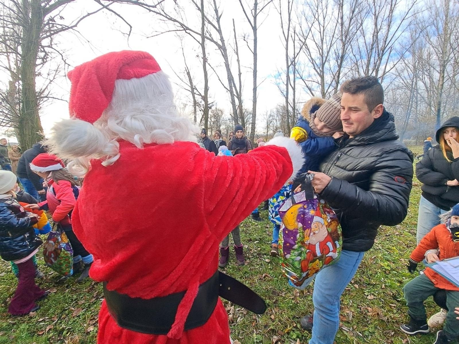 Zdjęcie w galerii na portalu naszraciborz.pl: Mikołajki na Ostrogu – radość dzieci i świąteczna atmosfera wiadomości z regionu