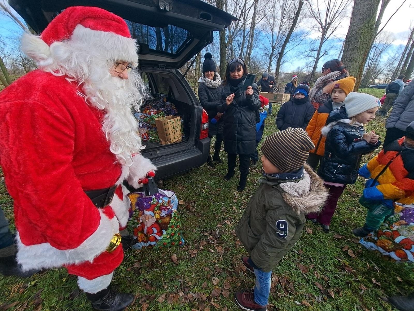 Zdjęcie w galerii na portalu naszraciborz.pl: Mikołajki na Ostrogu – radość dzieci i świąteczna atmosfera wiadomości z regionu