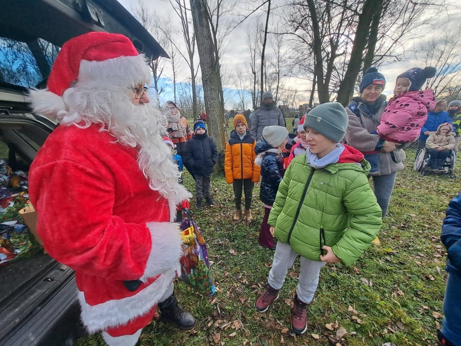 Zdjęcie w galerii na portalu naszraciborz.pl: Mikołajki na Ostrogu – radość dzieci i świąteczna atmosfera wiadomości z regionu