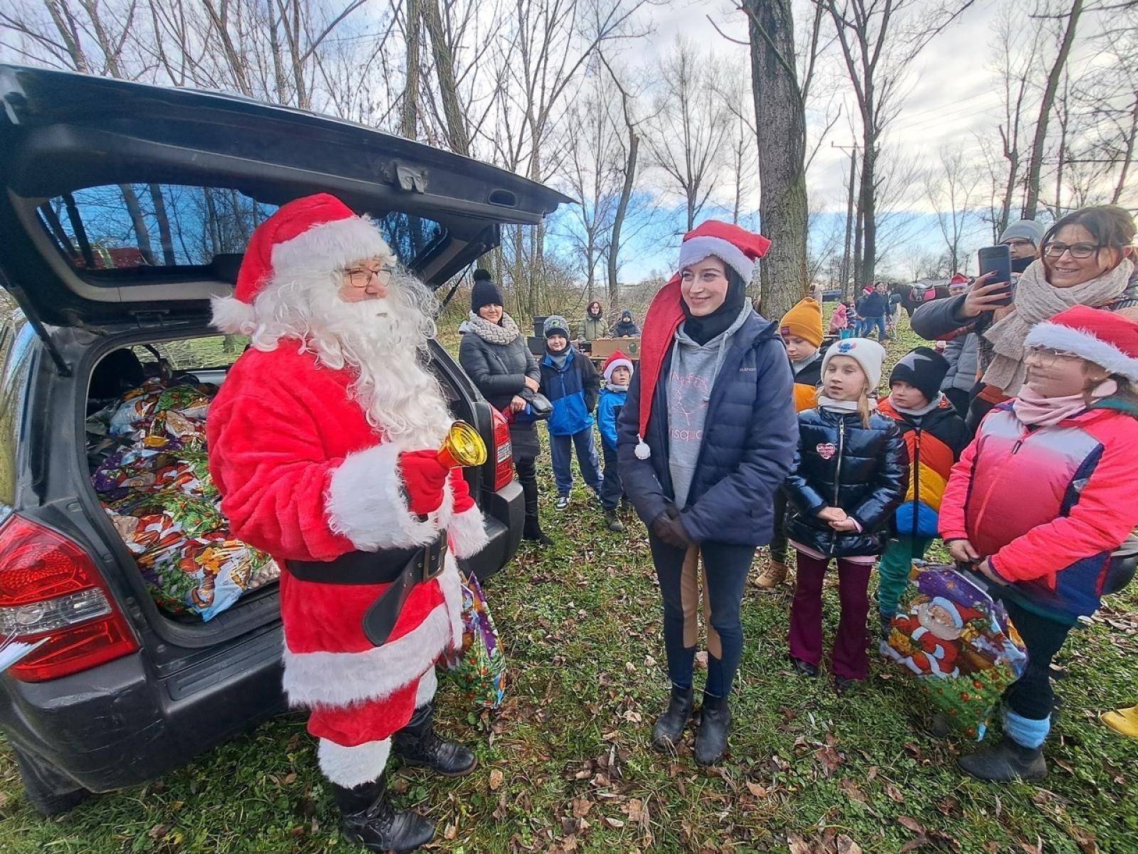 Zdjęcie w galerii na portalu naszraciborz.pl: Mikołajki na Ostrogu – radość dzieci i świąteczna atmosfera wiadomości z regionu
